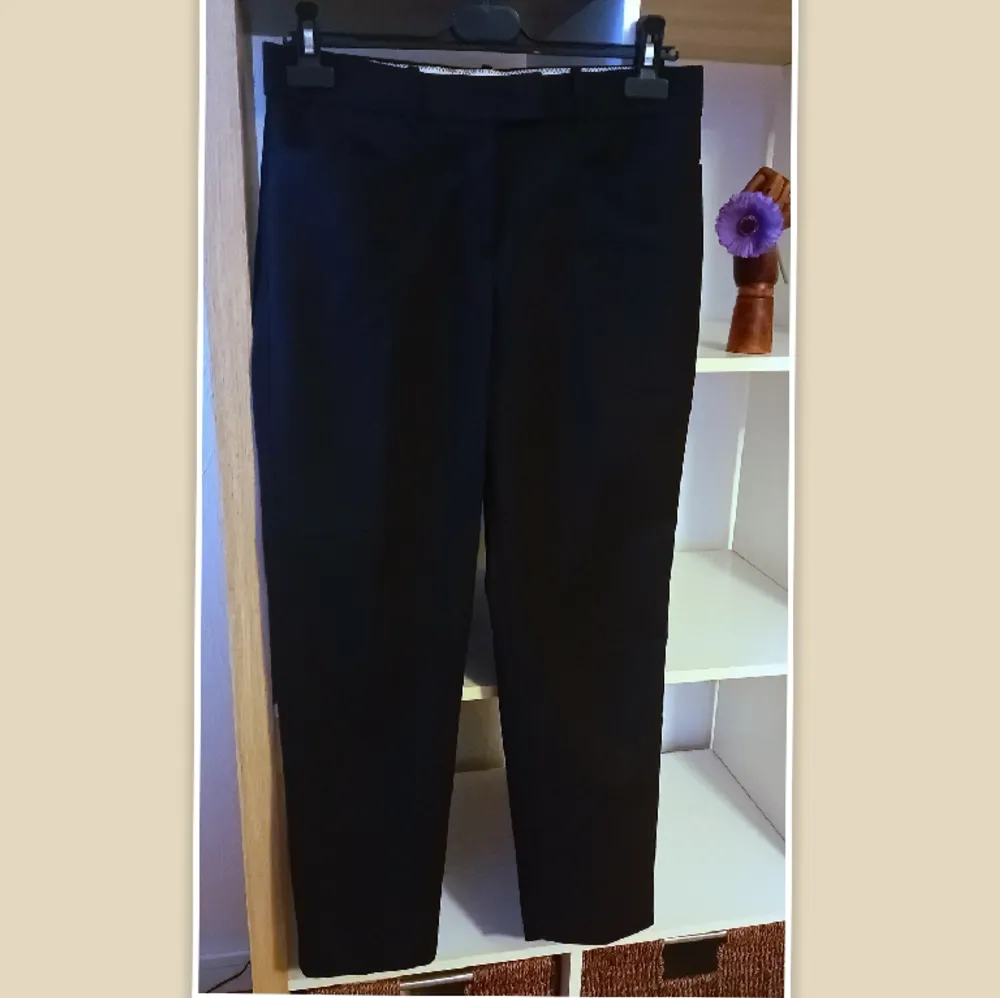 Mango svarta kostymbyxor i storlek 38 även passar för storlek S! Utan elastan. Nyskick.  . Jeans & Byxor.