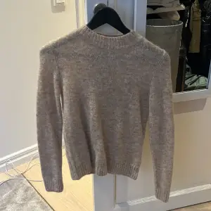 Säljer denna stickade tröja från Zara i Alpaca. Den är jätteskön och mysig men har tyvärr aldrig kommit till användning då den är lite för lite för mig. Köpt förra året för 500 kr. Storlek S men mer som XS i men beror på hur man vill att den sitter💞