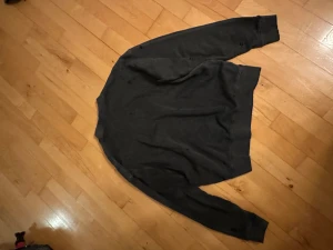 Mörkgrå zara sweater med slitningar - Lite opium stil om man gillar det den är lite stor i storleken så om du har storlek M så passar den perfekt.