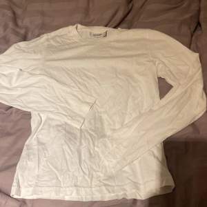 Vanlig vit långärmad tröja från weekday, aldrig använd💕
