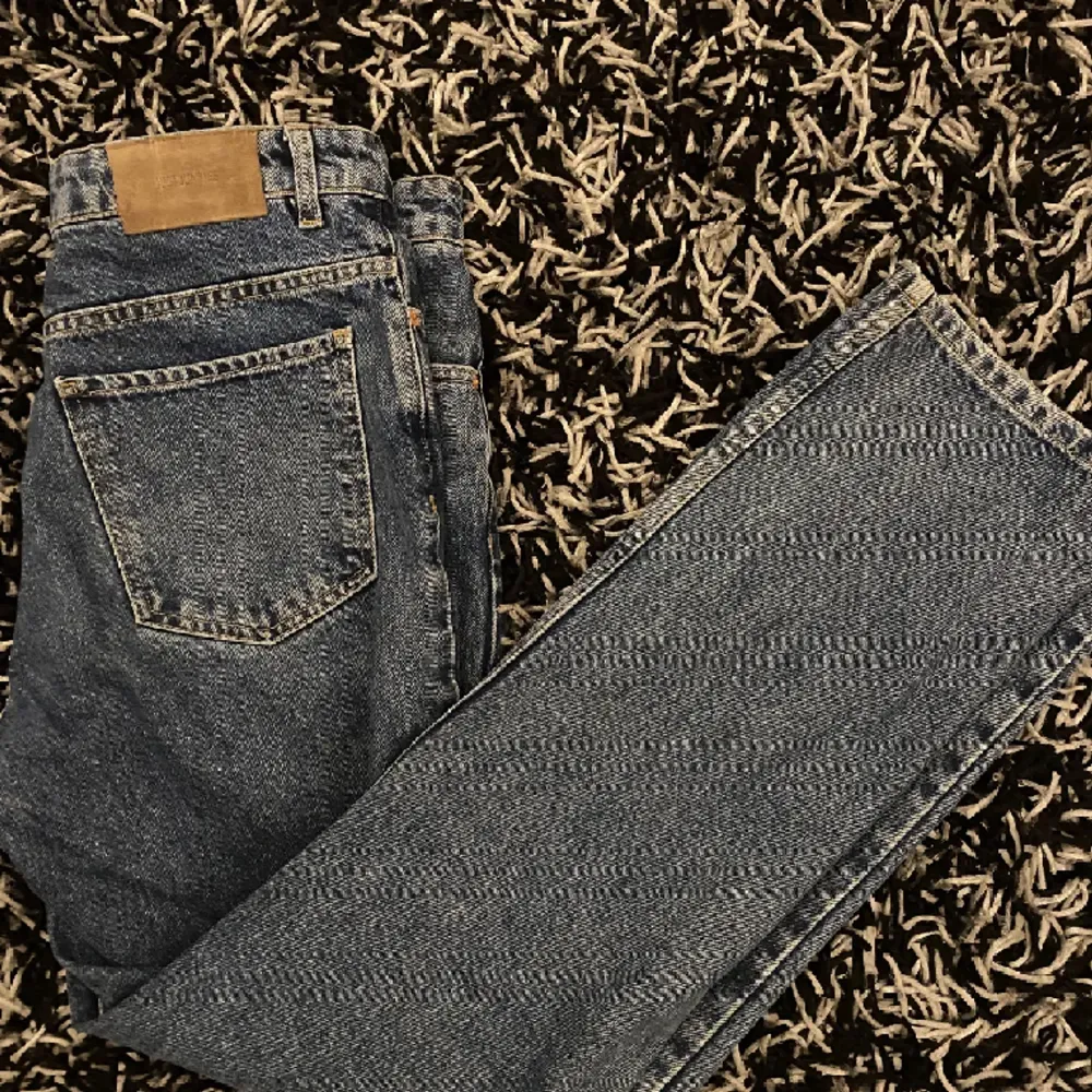 Straight/loose sparsamt använda jeans, nypris 899, storlek 32/34. Jeans & Byxor.