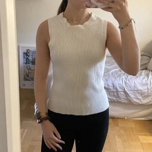 Stickad tank top  - Stickad vit tank top från Gina tricot. Storlek L men passar en M/S perfekt. Knappt använd:)
