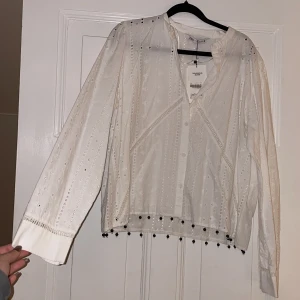 Oanvänd blus zara - Oanvänd super fin vit blus från zara. Storlek L, inköpt för 499kr. Frakt tillkommer