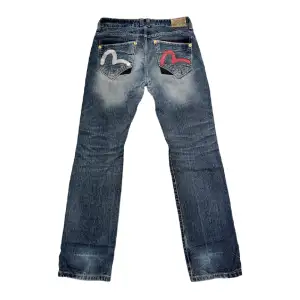 Vintage jeans från EVISU. Köpta från secondhand i Tyskland. Straight Leg. Storlek waist 30 mens size. Längd: 32. Mått går att få.  Pris: 1000kr, ej fast i sten. BUDA eller KÖP NU. 