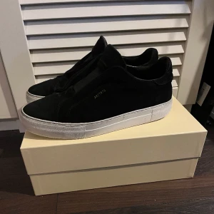 Arigato 360 laceless  - Tja! Tänkte sälja mina arigatos, dem är köpta sommras och håller fortfarande ett fint skick. Inga hål och mockan lever. Box finns och medföljer! Om ni har frågor är det bara att fråga! Pris är diskuterbart!