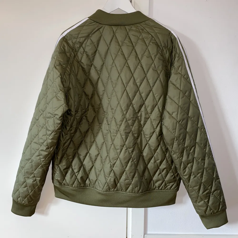 Supersnygg lätt fodrad Adidas jacka. Storlek Medium. Oanvänd, etiketten är kvar. Säljer den för att modellen är Loose fit och den är för stor för mig. Köpt förra året för 2200kr, säljer den för 1200kr.. Jackor.