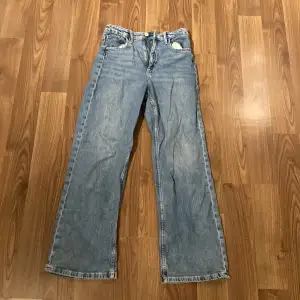 Blåa jeans i storlek 152  Använt men i bra skick. Köparen står för frakten!