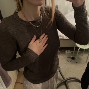 Brun stickad - Tröja med textur från Vila 💕 Använd gärna köp nu