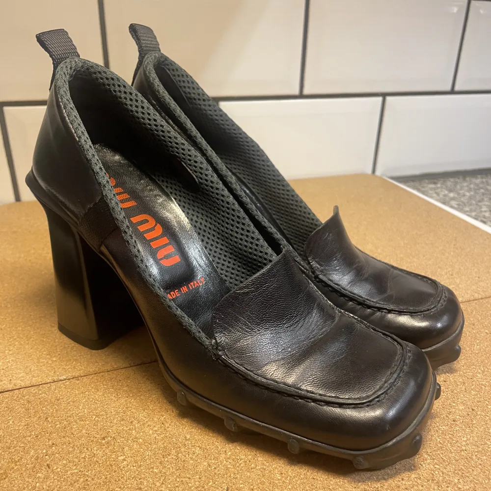 Äkta vintage Miu Miu 1999 Bubble Sole skor gjorda i läder. Unik modell från 1999. Fint skick, endast några veck på ovansidan. Liknande säljs för 3500kr. Klack: ca 10cm. Stlk 37 . Skor.