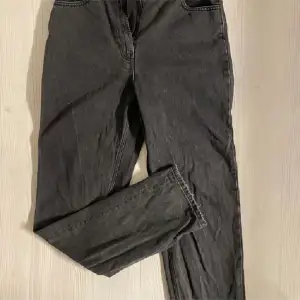 Svarta jeans från Collusion. Strl 30/36 tall. Rätt högmidjade men går att bära lågmidjat med. Unisex