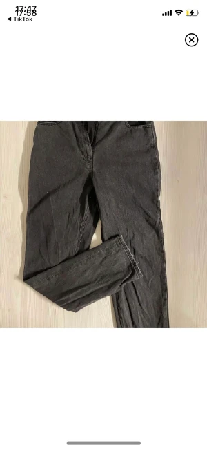 Jeans collusion - Svarta jeans från Collusion. Strl 30/36 tall. Rätt högmidjade men går att bära lågmidjat med. Unisex