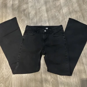 Lågmidjade jeans - Säljer helt nya slutsålda lågmidjade jeans från hm. I storlek 38 men passar mig som har 36. Säljer för 315