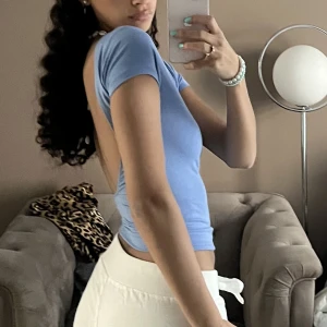 Topp med öppen rygg - Jätte fin topp, säljer då jag tycker den blir lite stor på mig. Använd fåtal gånger. (Skulle säga att den passar strl S med något större byst) köptes för 199 sek. 