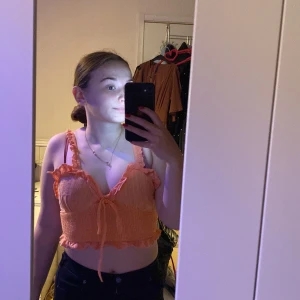 Fin sommartopp  - Perfekt topp till sommaren! Kommer ej till användning men sjukt fin!:) använd 2 gånger 