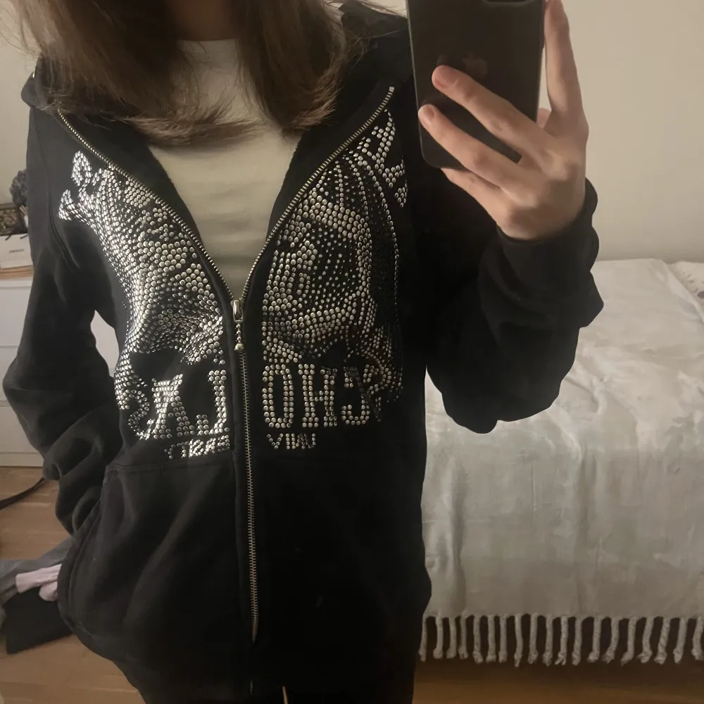 Säljer min äkta Reckless Scholars Zip-up som är slutsåld på hemsidan🙌🏻 Den har tappat ca 3 stenar men det är inget märkbart💓. Hoodies.