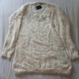 Oversized fluffig tröja - Krämvit, oversized, fluffig tröja. Den är rätt så lång kommer ner till mitten av låren på mig. Aldrig använd då den var lite för oversized på mig 😊✨️