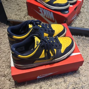 Nike dunks Varsity Maize/midnight navy (GS) - Skitsnygga nike dunks GS från Restock i strl 37.5💛💙  (Har några defekter och därför kan jag diskutera pris)