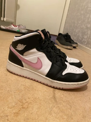 Jordans - 38,5 Köpta på Restock Använda men inget fel på dom
