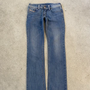 Lågmidjade diesel jeans - Lågmidjade raka diesel jeans i storlek w25 l32. Midjemått: 74cm. Innerbensmått: 82cm. Jag kan inte skicka bilder på då dom är för små.
