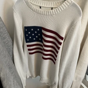 USA stickad tröja  - Stickad tröja från brandy Melville. Är i jätte fint skick och inga defekter💕 skön och sticks ej. Jag har klippt bort lappen för den störde mig. Köpte den när jag var i new York och tror ej den finns på hemsidan då jag inte hittar den. Kostade ca 700kr💕