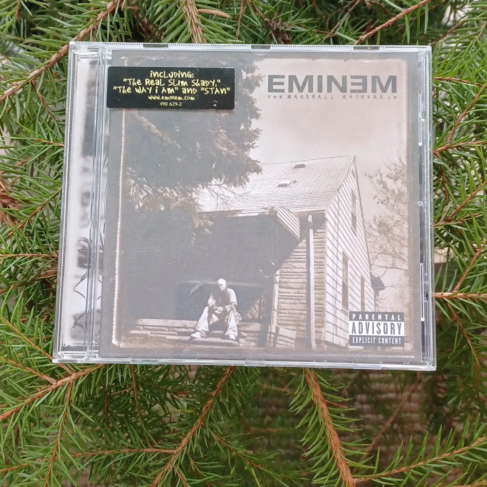 Eminem cd skiva som är köpt på bengans och använd några gånger. Övrigt.