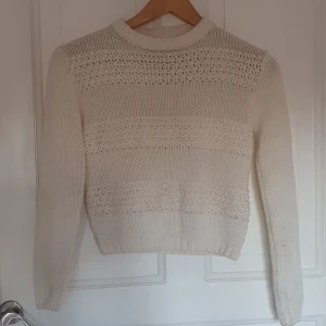 Stickad vit tröja - Creamwhite, stickad tröja 😊 Är egentligen barnstorlek men skulle säga att den passar en xs-s. Knappt använd. Föreslå gärna pris ✨️💖
