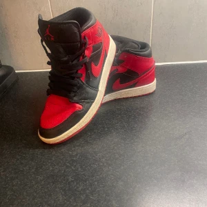 Jordan 1 - Ett par välvårdade svart/röda jordans i stl 42,5 säljes pga att de blivit för små. Kartong ingår ej.