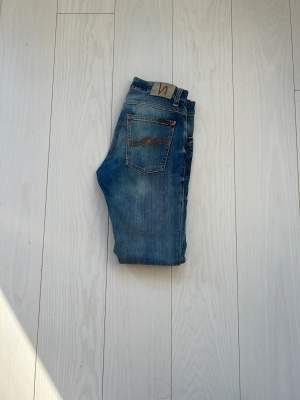 🌟säljer dessa fräscha nudie jeans till ett fantastiskt pris🌟jättebra skick inga skador eller fläckar🌟passar slim fit🌟säg till om ni har frågor!🌟