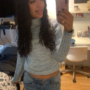 Blå stickad  - Köpt för flera år sen men i bra skick, säljer för den ej kommer till användning längre! passar mig som använder strl 36! hör gärna av er vid fler frågor