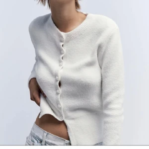 Tröja - Stickad söt tröja från zara som är använd ca 4 ggr max , storlek S som är slutsåld just nu. Köpt för 399 kr och är i nyskick inprincip 🫶🏼