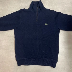 Lacoste Half zip  - Riktigt snygg half zip tröja i toppskick! Skicket på tröjan är nästan felfri 9/10. Inte alls mycket använd och sitter riktigt bra! 