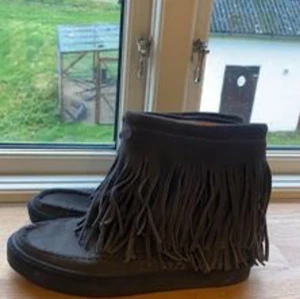 Odd molly boots med fransar.  - Odd molly boots med fransar, använda ett fåtal gånger. Storlek 40. Grå i färgen. 