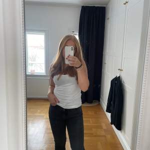 Säljer dom här skit snygga zara jeansen som är mid waist utsvängda med en slits i storlek 36, dom är i ett jättebra skick då jag bara använt 1 gång💓