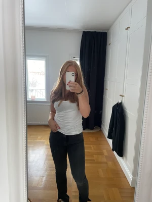 Zara jeans - Säljer dom här skit snygga zara jeansen som är mid waist utsvängda med en slits i storlek 36, dom är i ett jättebra skick då jag bara använt 1 gång💓