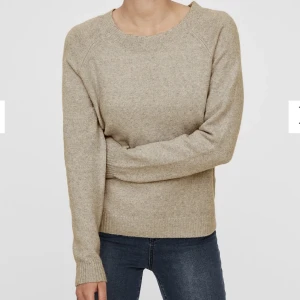 Beige stickad tröja  - Supersnygg beige tröja från Veromoda, perfekt nu till vintern😍