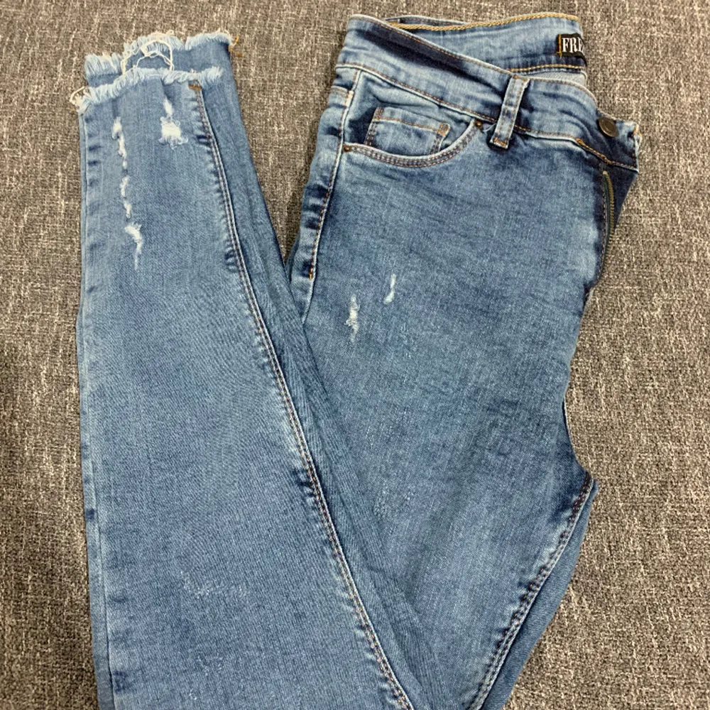 Blå skinny jeans använda en gång och kommer inte riktigt till användning längre.. Jeans & Byxor.