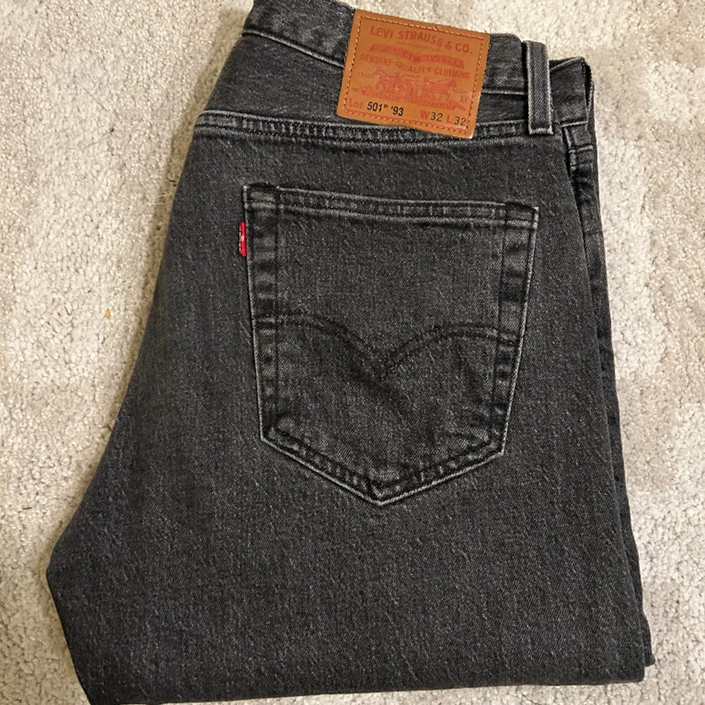 Säljer dessa skit snygga gråa jeansen från Levis, mycket bra skick, nypris 1300kr, skriv vid fler funderingar.. Jeans & Byxor.