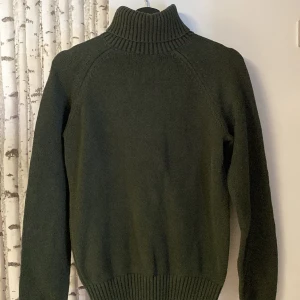 East west turtleneck - Stickad East west turtleneck i storlek S. Varm och mysig tröja i superbt skick.  