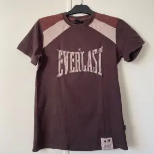 Supersnygg everlast t-shirt. Lite retro stil, fin till vardags och lätt att stylea eller kanske till träningen? 