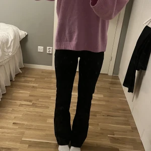 Kostymbyxor  - Supersnygga kostymbyxor från Bikbok i modellen ”Vilma” i mid-rise 🤍använda men i gott skick 