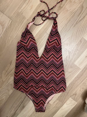 Body - Body ifrån H&M, inga defekter knappt använd 