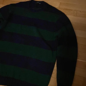 brandy melville tröja  - säljer min brandy melville tröja!! jätteskön och ganska stor. one-size men skulle säga att den passar s-l. 💞