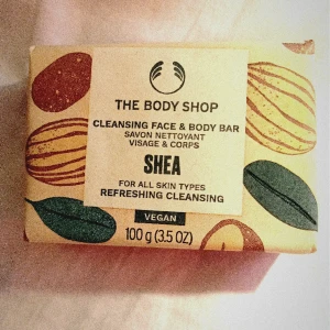 Shea Bodysoap oanvänd  - Säljer denna oanvända bodyshop tvålen. Vegan, fair trade, återvinningsbart papper. Används för ansiktet och kroppen.