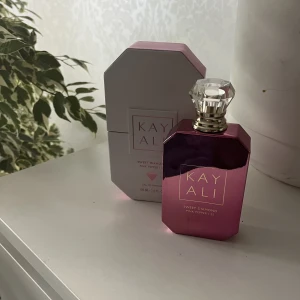 Kayali  - SWEET DIAMOND PINK PEPPER | 25 - EAU DE PARFUM Helt ny, endast öppnat plasten runt om .  Största flaskan 100 ml  500:- eller bud  Köpt för 1400;- 