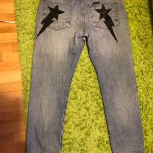 Ett par jeans köpt på lager 157.Som jag har målat två stjärnor på med textilfärg💗