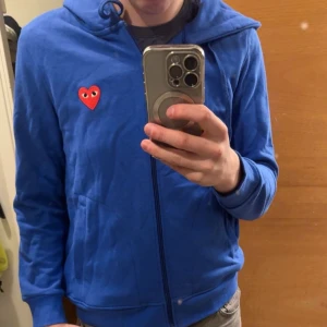 Commo ses garcons zip hoodie - Säljer pga att den är för liten.  Köptes på Plick. Den är storlek M men skulle nog passa S