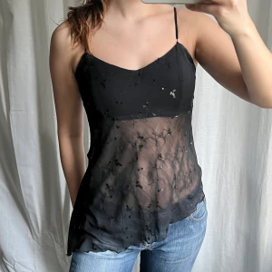 Assymetrisk topp - Vintage svart assymetrisk topp från Vissavi med dragkedja på sidan. Storlek 40, passar 38 också💕