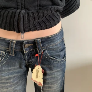 Lågmidjade jeans  - Såå snygga lågmidjade vida jeans från BlendShe🙏🏼Med tags kvar! Midjemåttet rakt över är 37 cm och innebenslängen 78 cm💘
