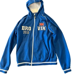 Uk hoodie - Snygg hoodie med detaljer på luvan och i fram<3