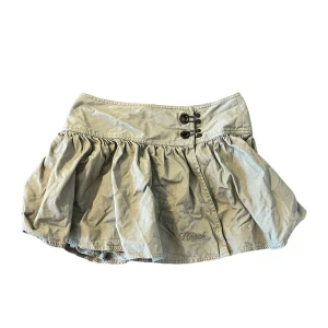 Lågmidjad kjol från Hooch - Såå himla snygg kjol från Hooch med spännen och detaljer där bak, tyvärr för liten på mig drf säljer jag<3 